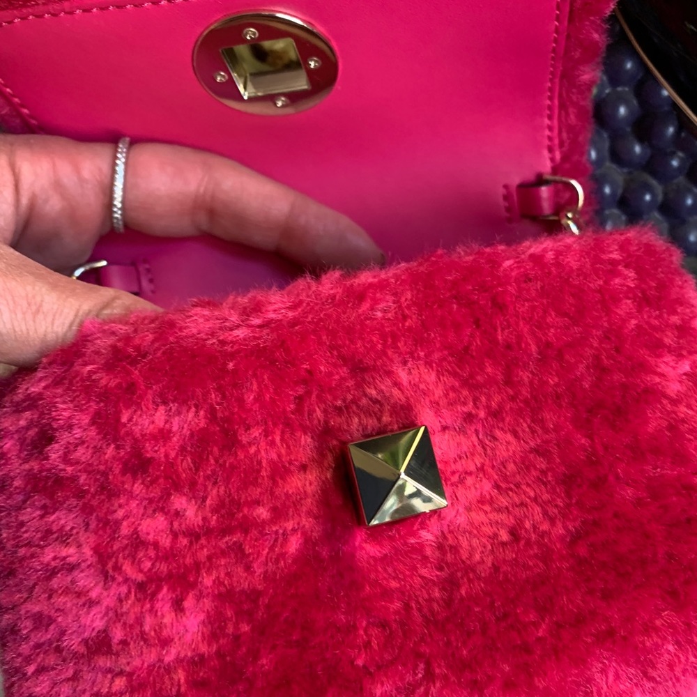 Authentic KATE SPADE FAUX FUR TURNLOCK Small CLUTCH/Crossbody - Picture 9 of 15